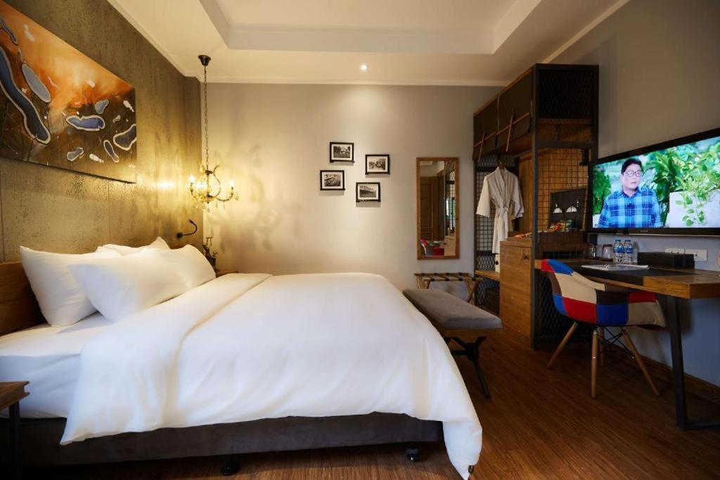 Calido - 16 Pho Nguyen Quang Bich Hn - By Bay Luxury