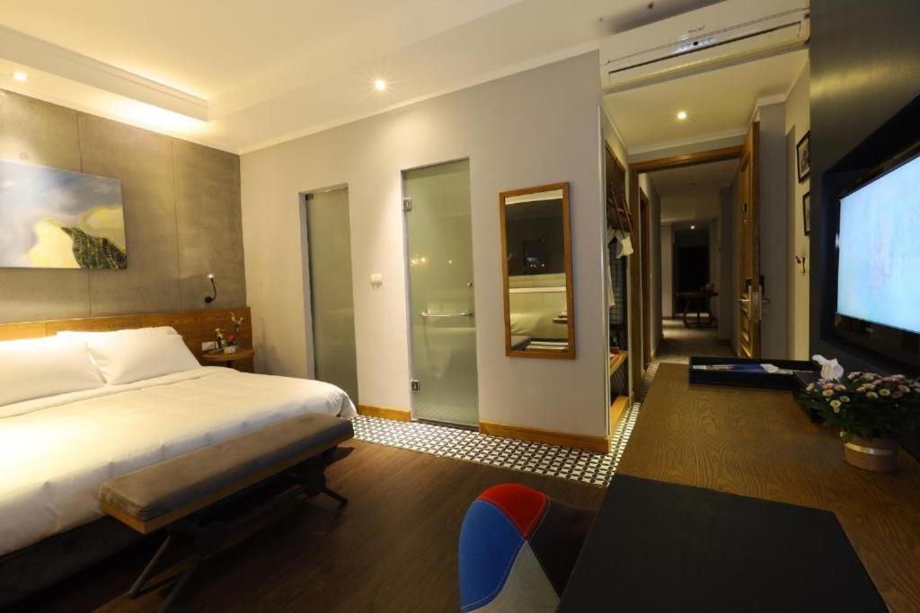 Calido - 16 Pho Nguyen Quang Bich Hn - By Bay Luxury Apartment *